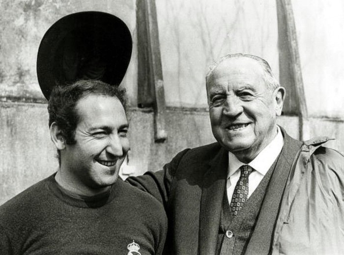 Santiago Bernabeu (phải) – Ông đá từ 1911 tới 1927, với 689 trận cho Real Madrid.
